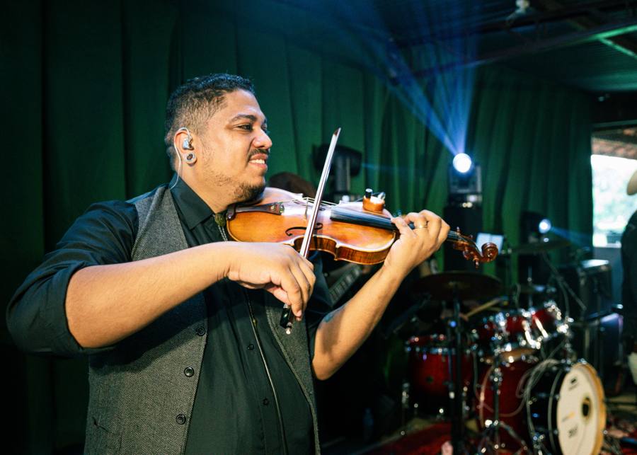 Violinista da Folkadelicos tocando na confraternização da Lesaffre