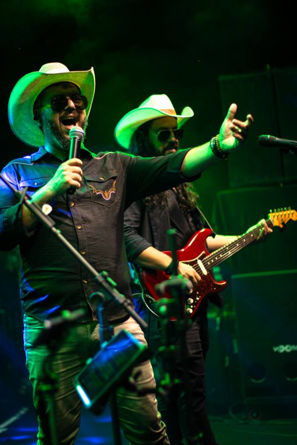 Dois vocalistas de chapéu no palco do Paiol