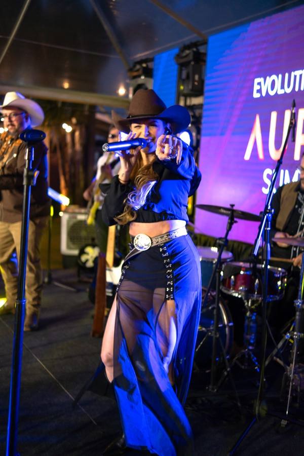 Cantora da Folkadelicos no palco do Aurora Summit da Ambev