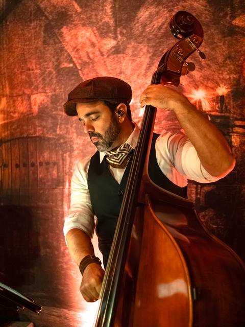 Baixista dos Folkadelicos com contrabaixo acústico