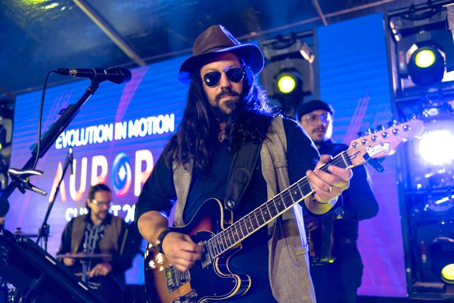 Guitarrista da Folkadelicos diante do telão do Aurora Summit da Ambev