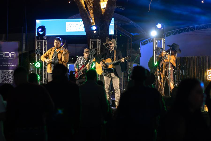 Banda no palco da Expo Natércia vista do meio do público