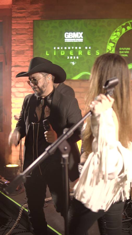 Vocalistas diante do telão do Encontro de Líderes da GBMX