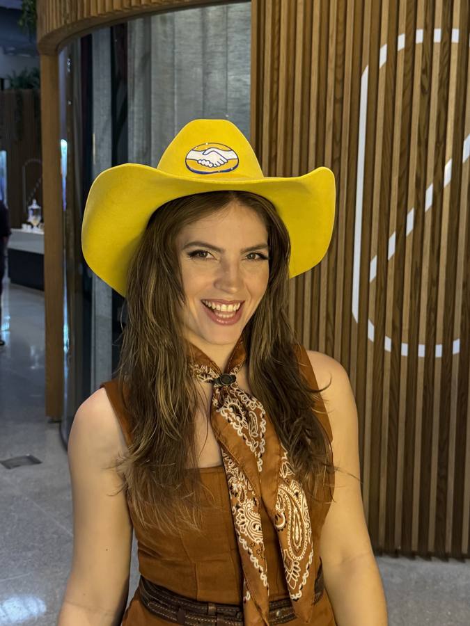 Cantora da Folkadelicos com chapéu do Mercado Livre na Melicidade