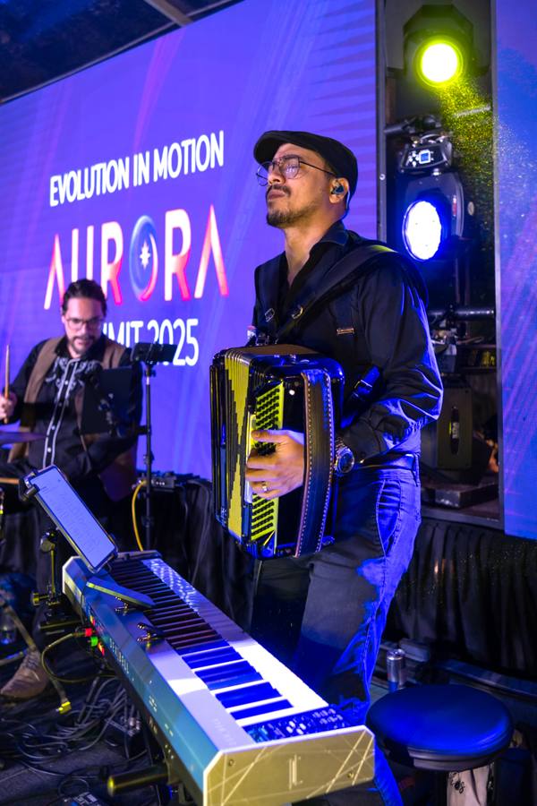 Acordeonista e teclado no palco do Aurora Summit
