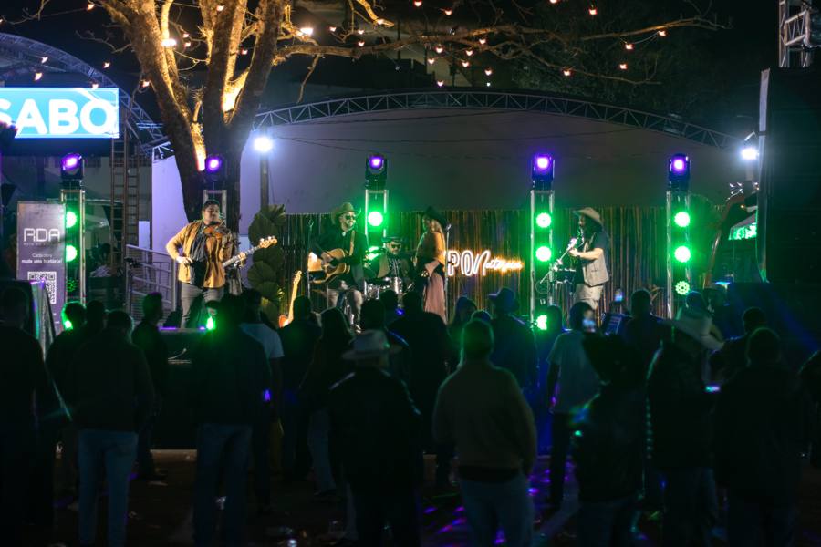 Público diante do palco da Expo Natércia, com árvores iluminadas