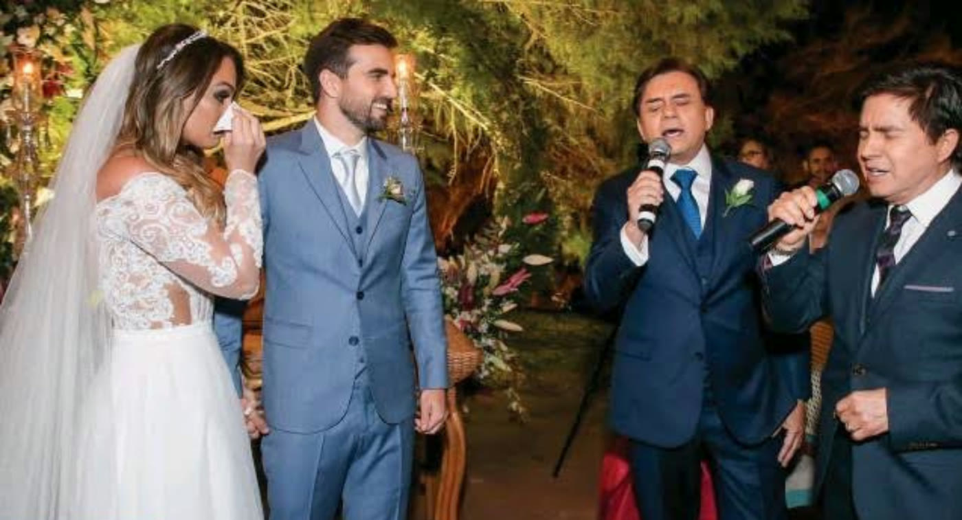 Chitãozinho e Xororó cantando com os Folkadelicos no casamento de Aline Lima e Raphael Longuine