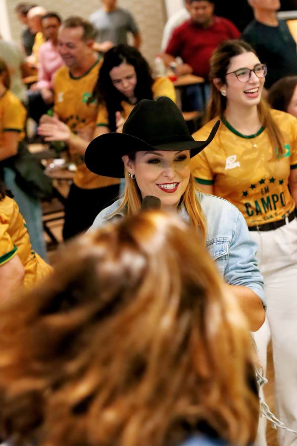 Cantora no meio do público com a camisa do evento da ADM