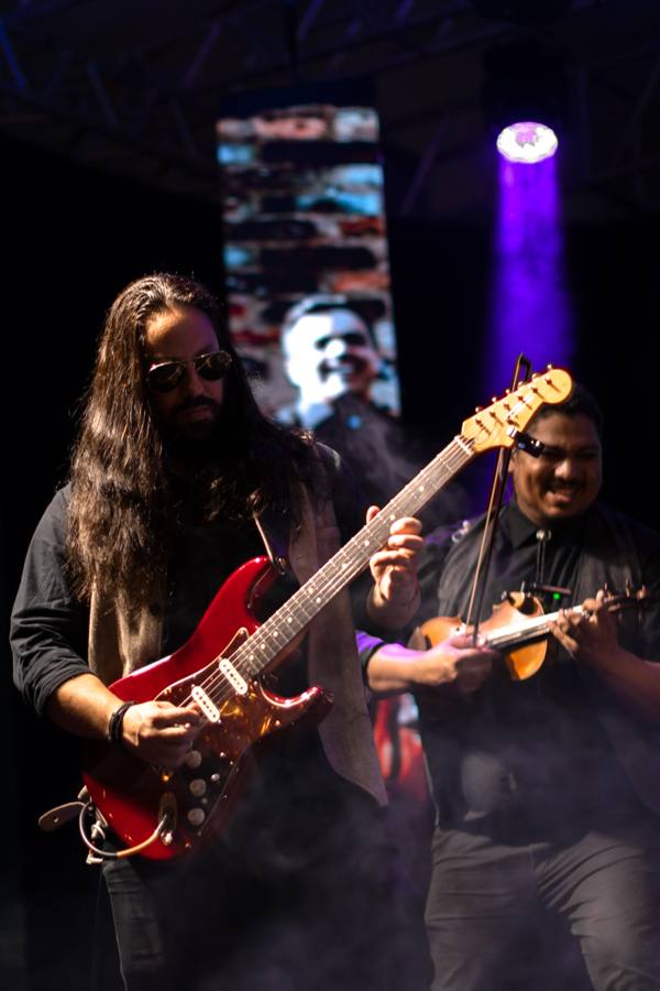 Guitarrista e violinista no palco do Campo Real