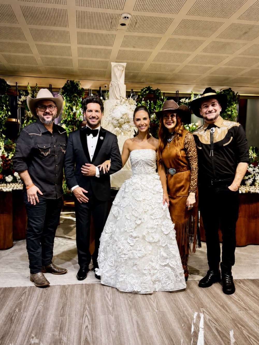 Georgia e Thiago Bertoldo, da dupla Thaeme e Thiago, com os Folkadelicos no casamento
